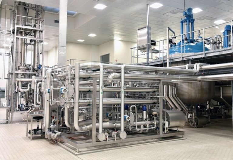 Verfahrenstechnik in einem Chemiewerk: Rohrleitungen und anlage
